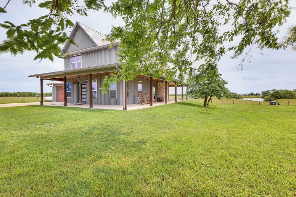 Modern Bryan Farmhouse on 1 Acre w/ Hot Tub!