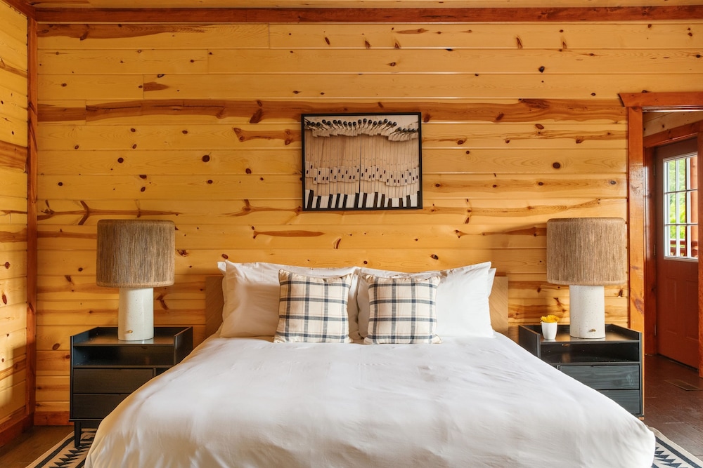 Smoky Ridge Newly Renovated Cabin w Indoor Pool Game Room Theater