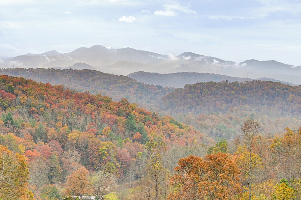 Near Hikes & Waterfalls: Smokey Mtn-view Haven!