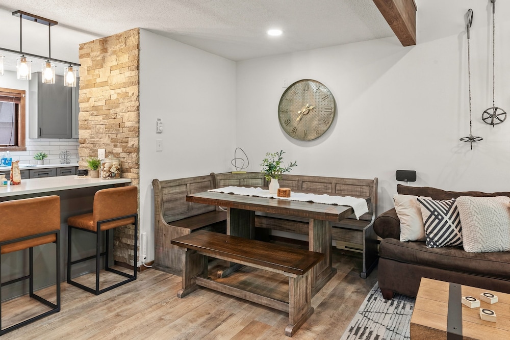 The Bear s Den by Avantstay Prime Location Renovated w Movie Game Room
