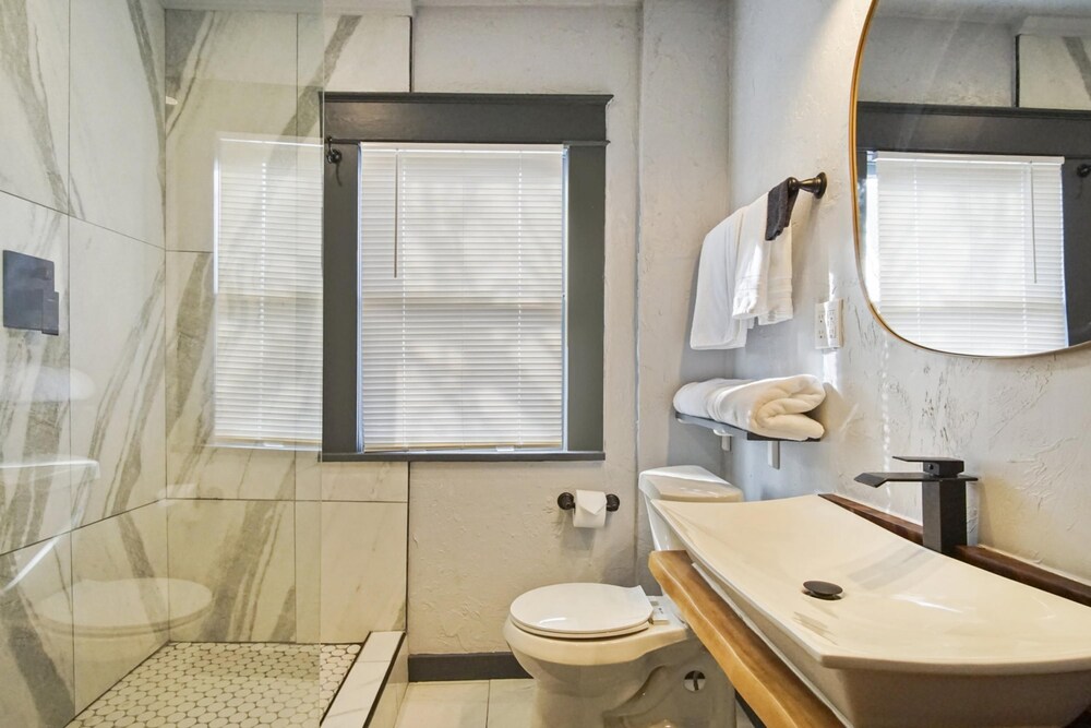 Oklahoma City Vacations - 3-story 6-bedroom 4 Bathrooms 3min-asian Dist - Property Image 41