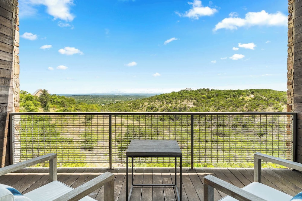 Luxury 4BR Hilltop Retreat Hot Tub & Scenic Views