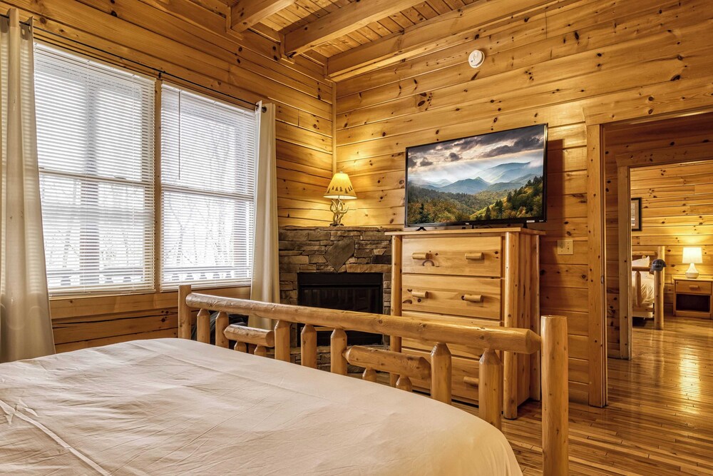 Hot Tub, Game Room, Movie Theater, View Sleeps 18 Lookout Lodge by Avantstay