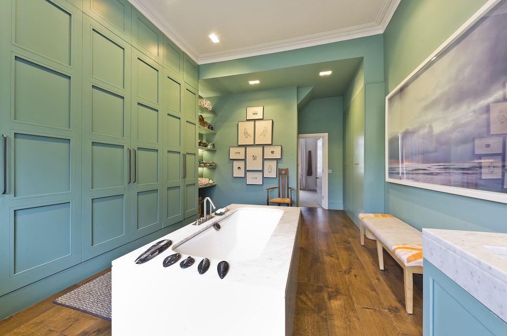 Gorgeous Stylish Interior Designed 5 Bed Home in Holland Park - Superb Location