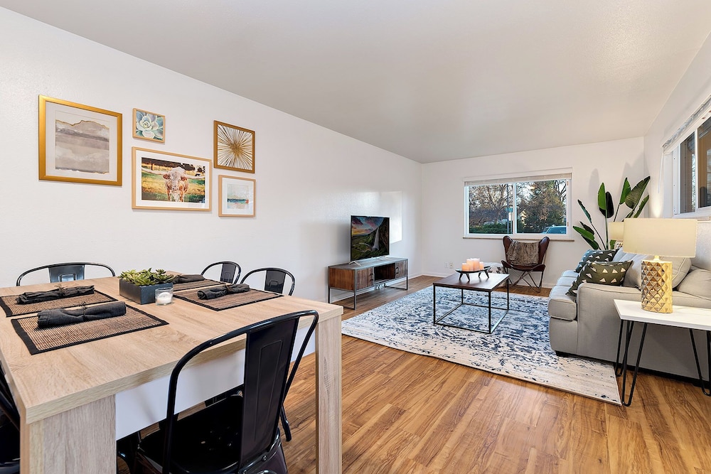 Ultimate Group Getaway Big Yard, Fire Pit, Grill