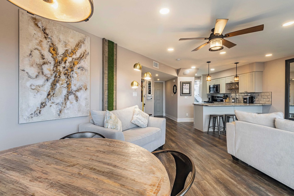 2 Condos, Steps to the Beach Pool+hot Tub, Balcony Lounge Triton & Sea Haven