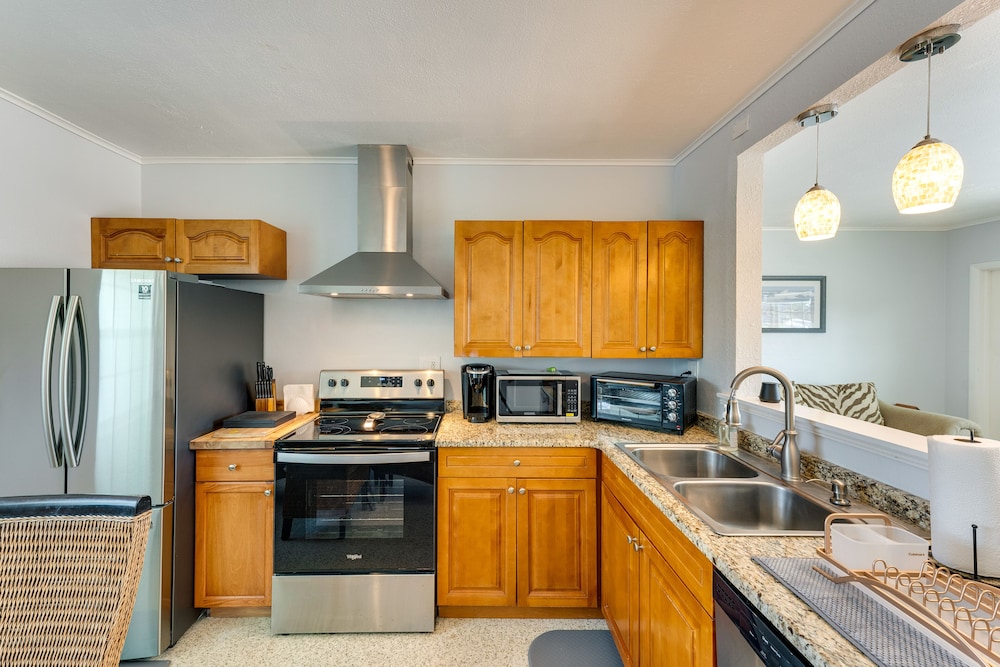 Pet-friendly Venice Vacation Rental, 3 Mi to Beach