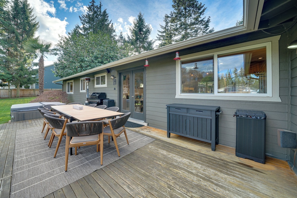 Fire Pit, Chic Deck! Family-friendly Puyallup Home
