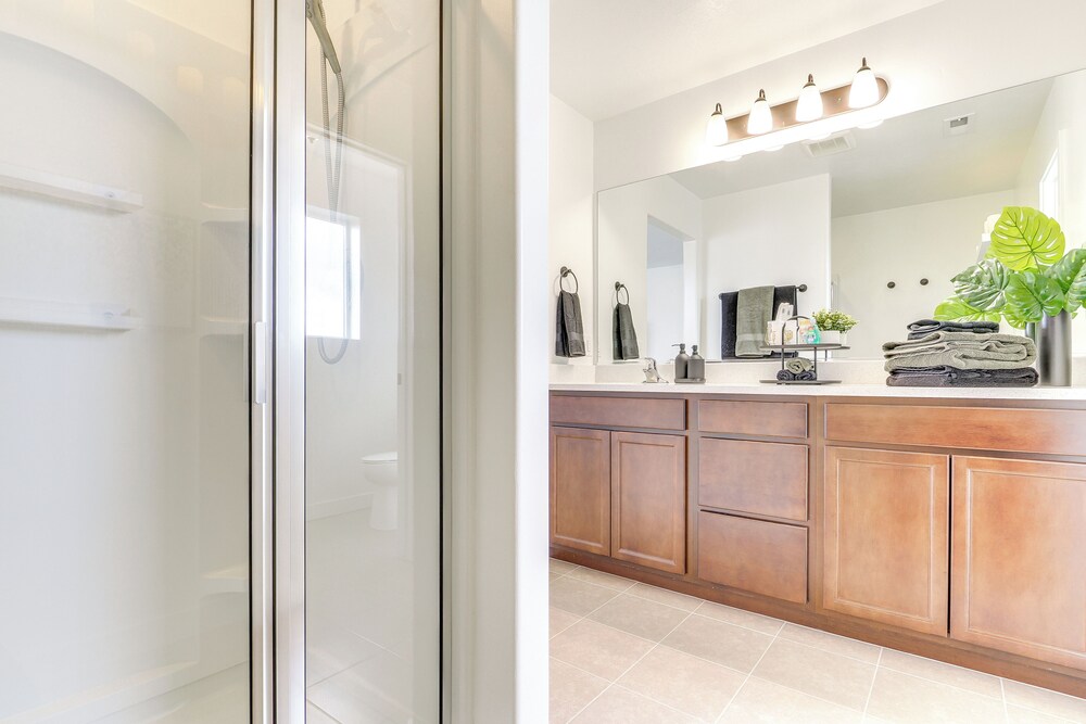4 Mi to Zions Bank Stadium: Sleek Herriman Retreat