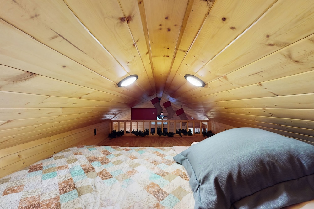 Water-view Cabin w/ Front Porch, W & D, Streaming