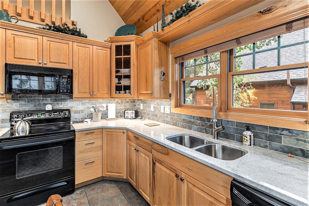 Solitude Beaver #3 - Estes Park 2 Bedroom Condo by RedAwning