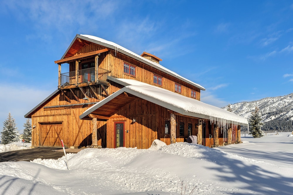 On 20 Scenic Acres: Mtn Retreat in Star Valley