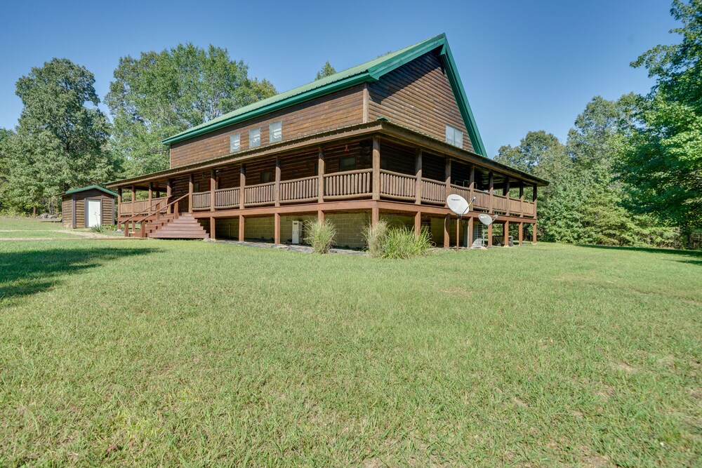 Secluded Broken Bow Cabin w/ Fire Pit and Deck! view 5