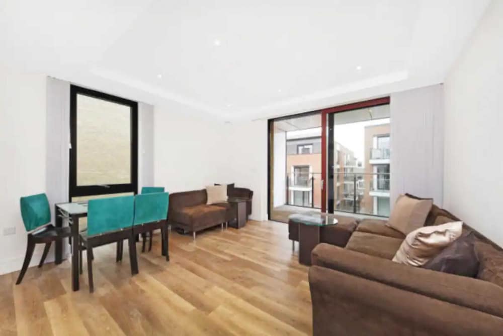 Modern 1 Bedroom Apartment With Balcony in Earlsfield