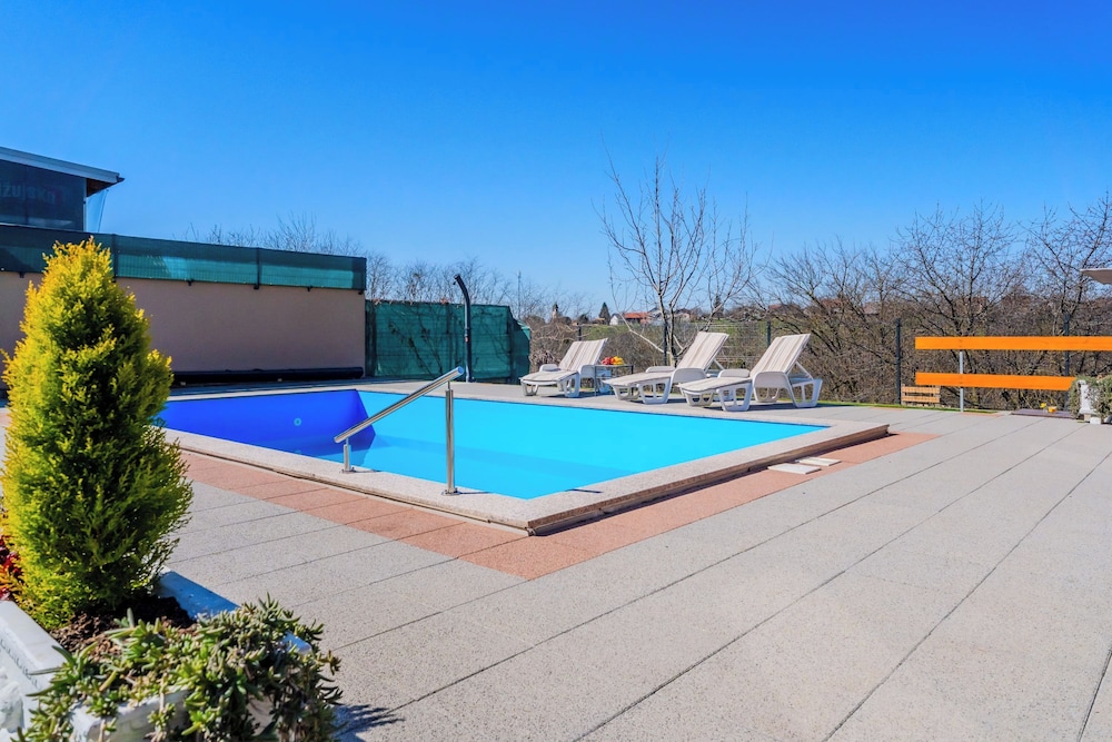 Timber Cottage With Pool