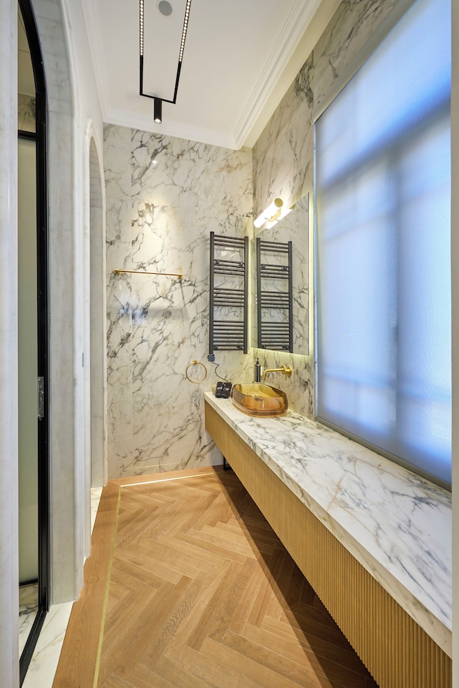 Ermou 99 Intelligent Private Suites