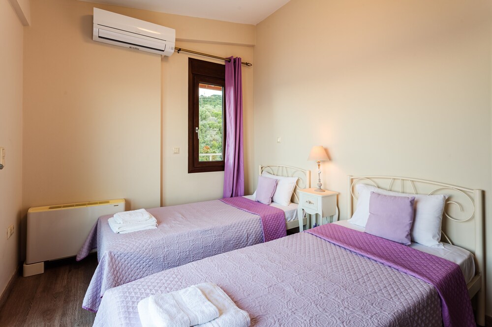 Villa Armonia - Beachfront Majestic Retreat