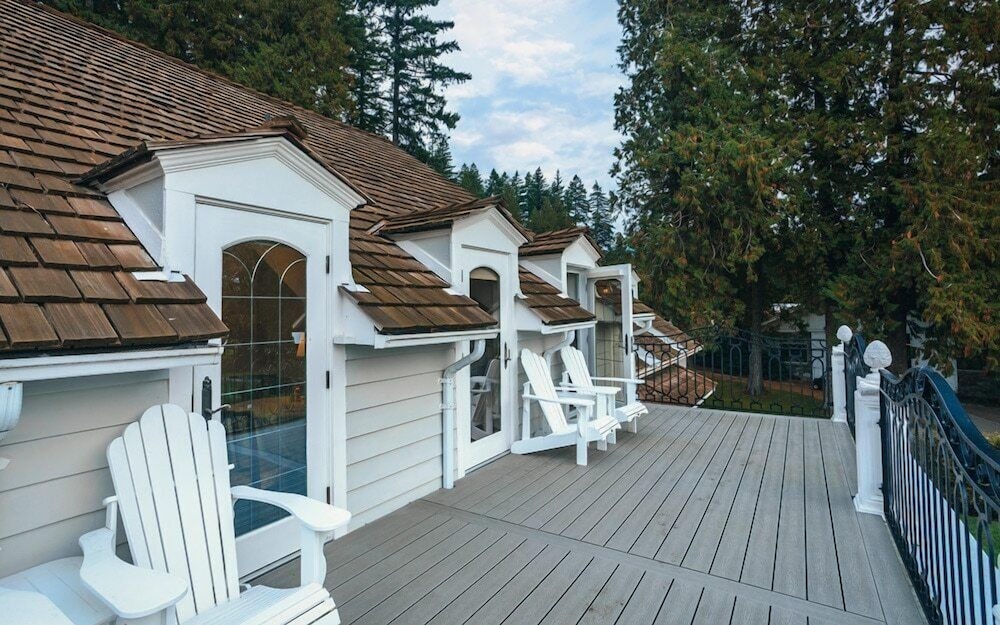 Rowena's Inn On The River