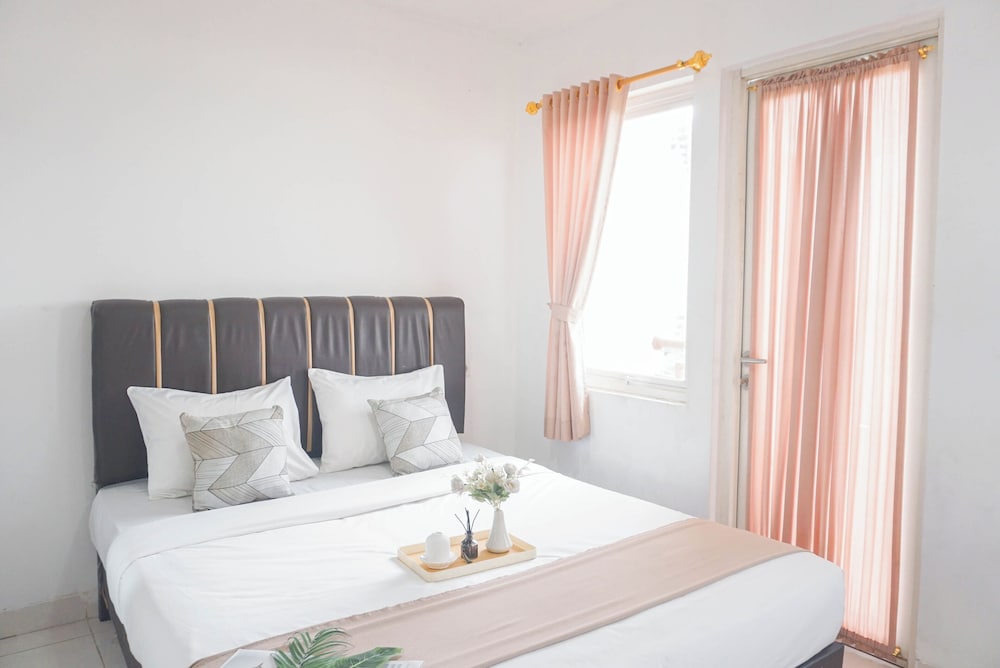 Cozy Living 1BR at Sentul Tower Apartment