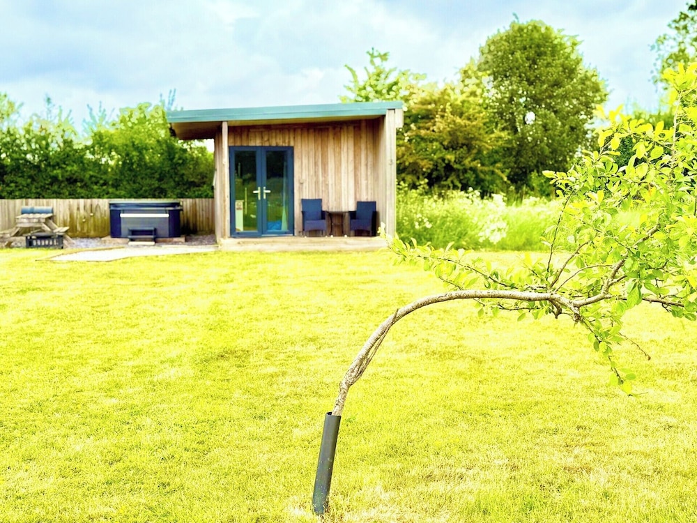 Paulton - Sleeps 2 - Petfriendly - Hottub - Garden