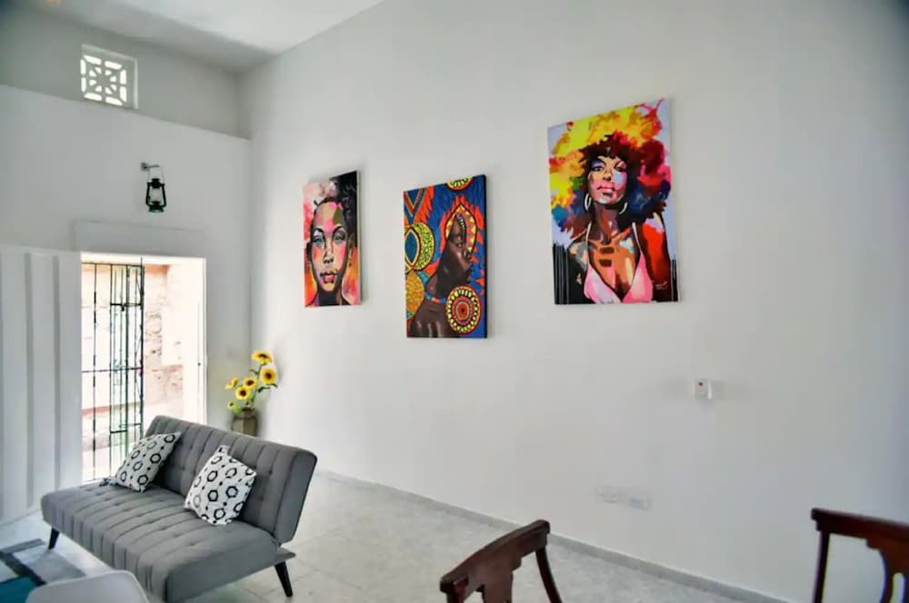 Stylish House With Beautiful Galleries In Gethsemane With Jacuzzi