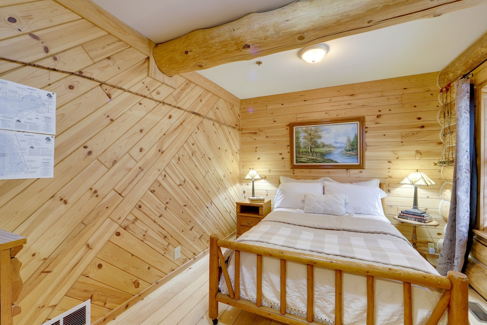 Cadillac Vacations - Rustic Tustin Cabin on 7 Acres w/ Fire Pit  Porch - Property Image 5