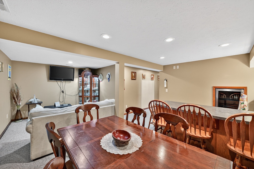 Cozy Retreat With Hot Tub In Peaceful Goshen 4 Bedroom Home
