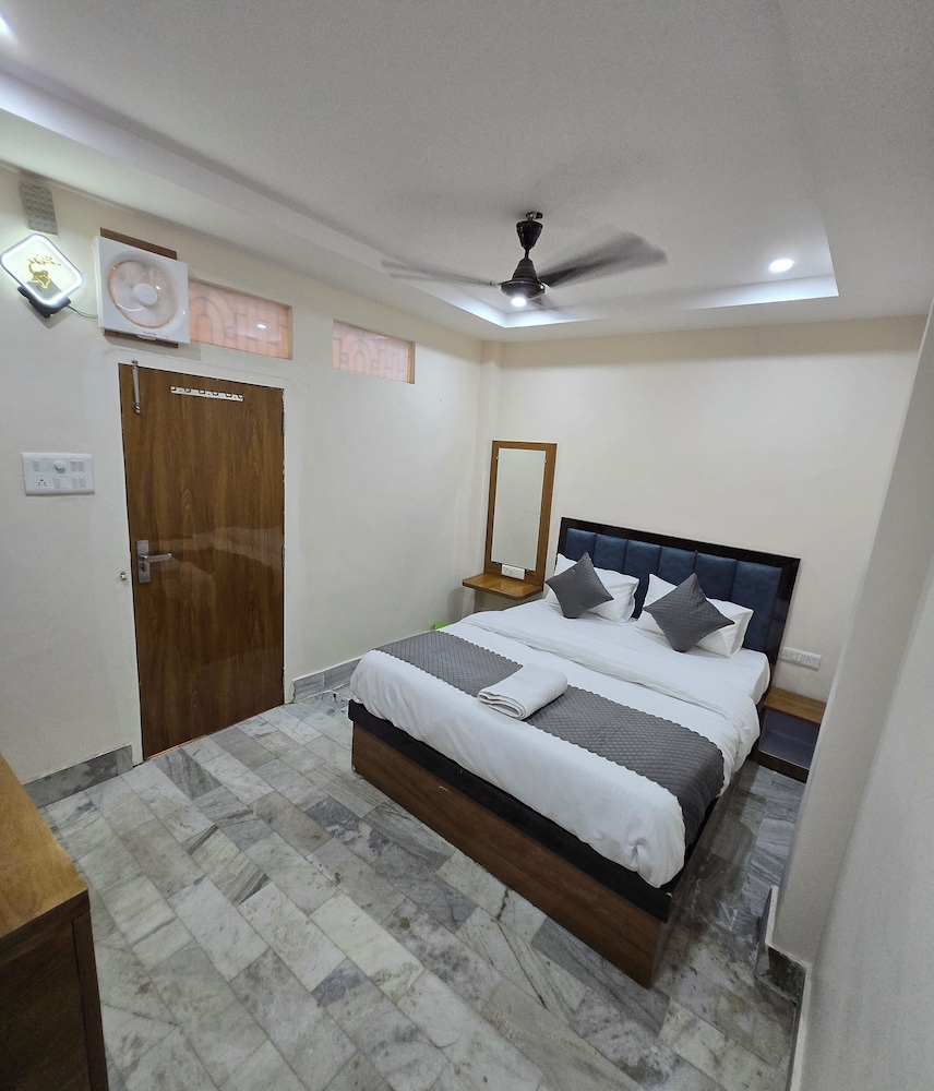 Rudra PGH - just near Temple & Ghats
