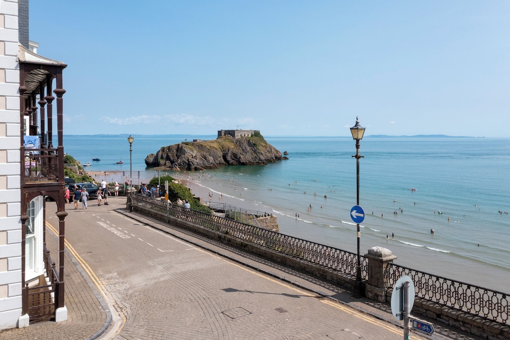 5 Paragon Court - Sea Front Apartment