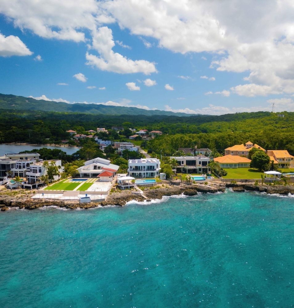 The W Villa 5 B R Oceanfront w Staff