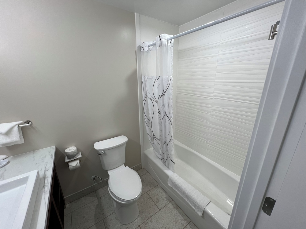 Lighthouse Inn & Suites