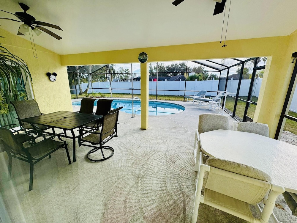 Amazing 3/2 Vacation Home With Private Pool!!