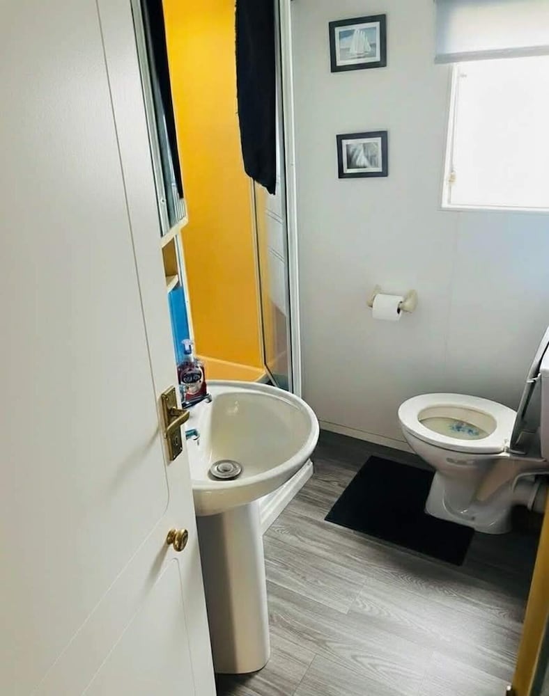 Cosy 3-bedroom Caravan With Decking
