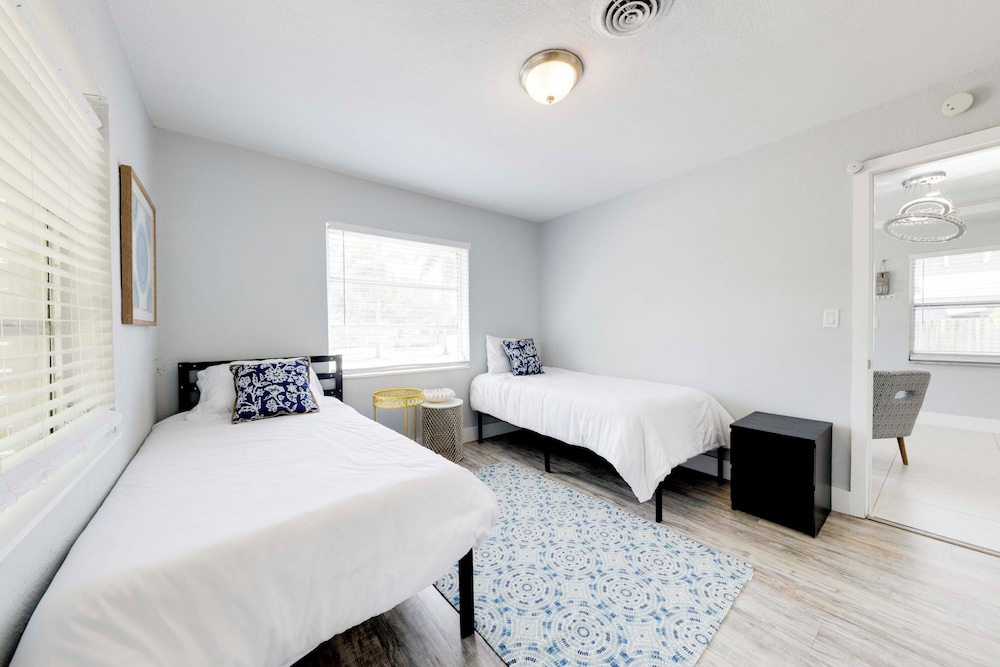 Patio & Heated Swim Spa Access: Home in Hollywood