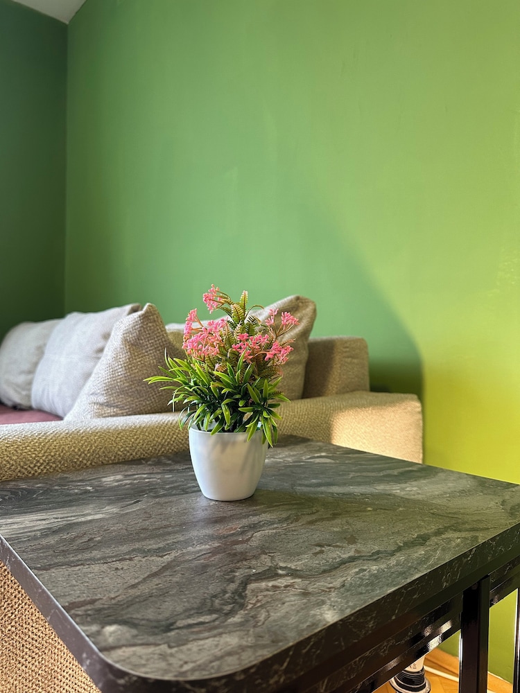 Yellow Moon Hostel&Apartment