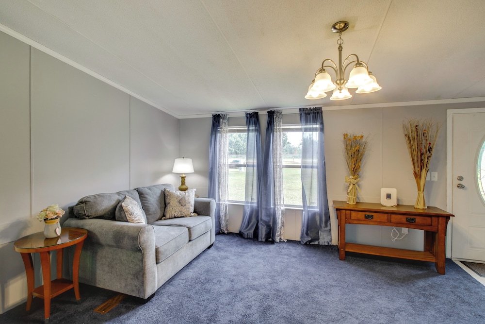 1 Mi to US Marine Base Albany: Cozy Getaway!