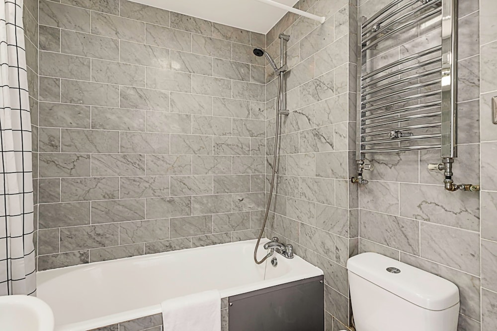 One-bedroom Abode With A Balcony In Central London