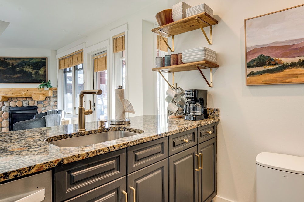 Walk to Lifts: Copper Mtn Condo in Center Village