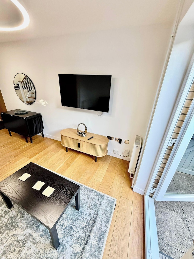 2 Bed House - Sleeps 4 - Parking - Wifi