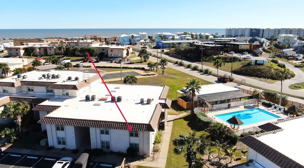 Pour Me a Vacation Mins to Beach Community Pool Tennis Court Private Balcony
