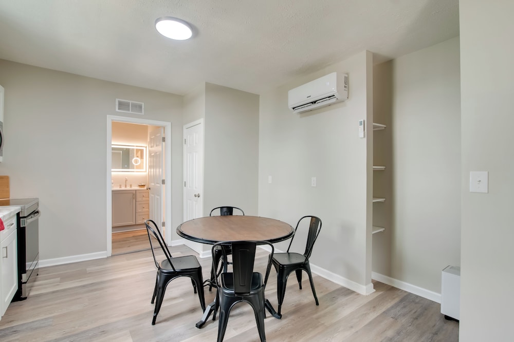 Hilltopper Convenience: Modern Duplex Near WKU