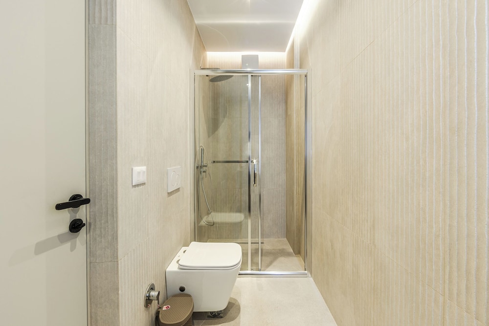 Marina Jacuzzi Suites 2 by  PS