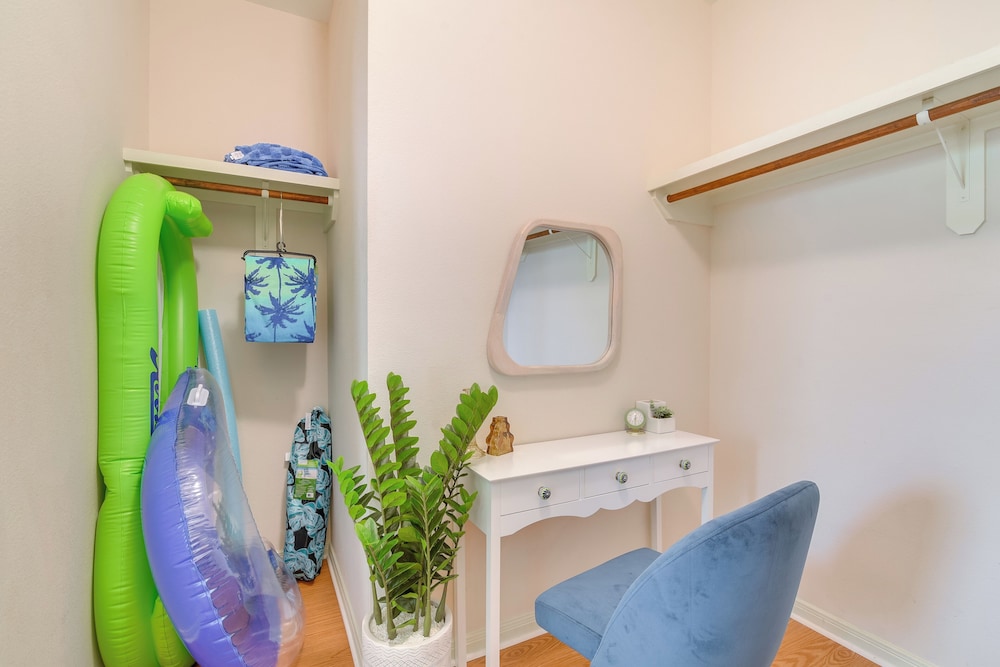 1/2 Mi to Galveston Beach Seawall: Retreat w/ Pool