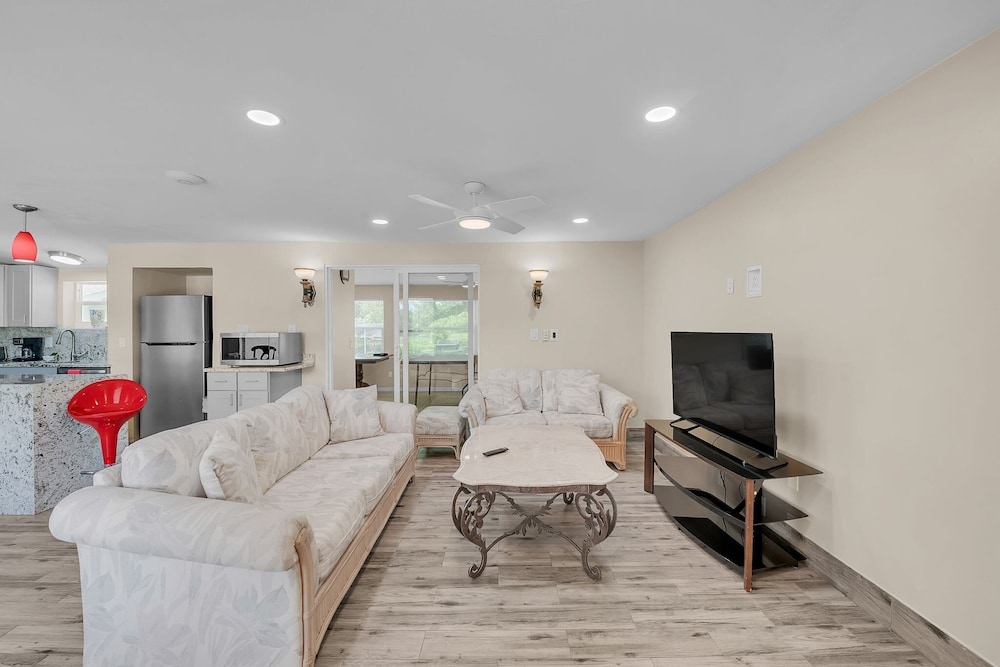 Elwood Park Gem: Spacious 3br Prime Location 3 Bedroom Home