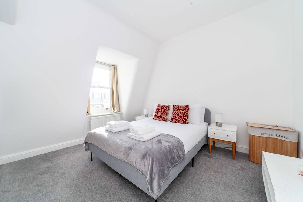 Bright and Spacious Earls Court Gem view 2