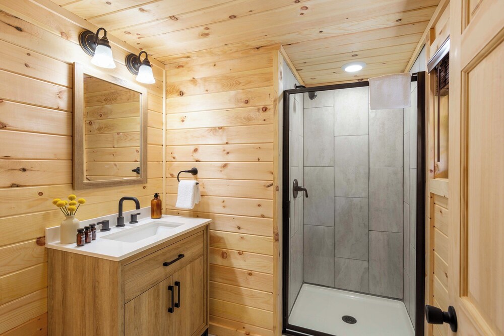 2 Mi to Dtwn: Spacious Gatlinburg Home w/ Hot Tub!