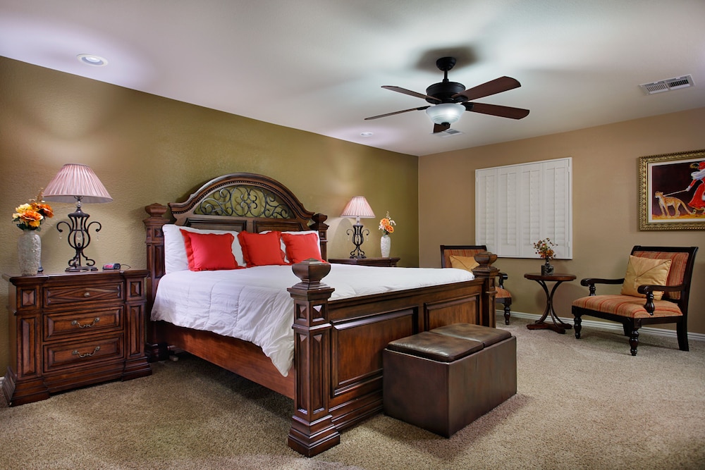 Private Playground: Golf Pool Table and Hot Tub!