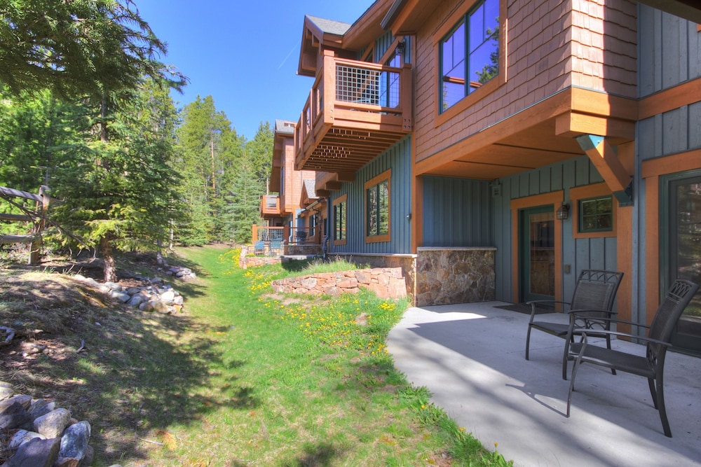 Modern 3br Mountain - Winter Escape Mins To Slopes 3 Bedroom Townhouse by RedAwning