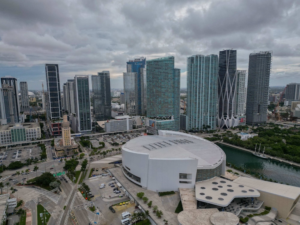 Orange Crush Cozy Downtown Miami Pool and Gym