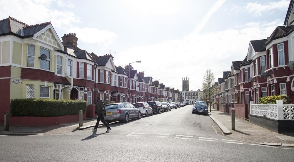 Wimbledon South by Allô Housing